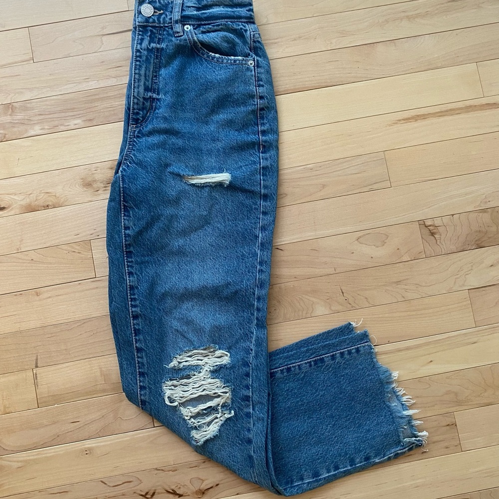 Distressed high waisted jeans